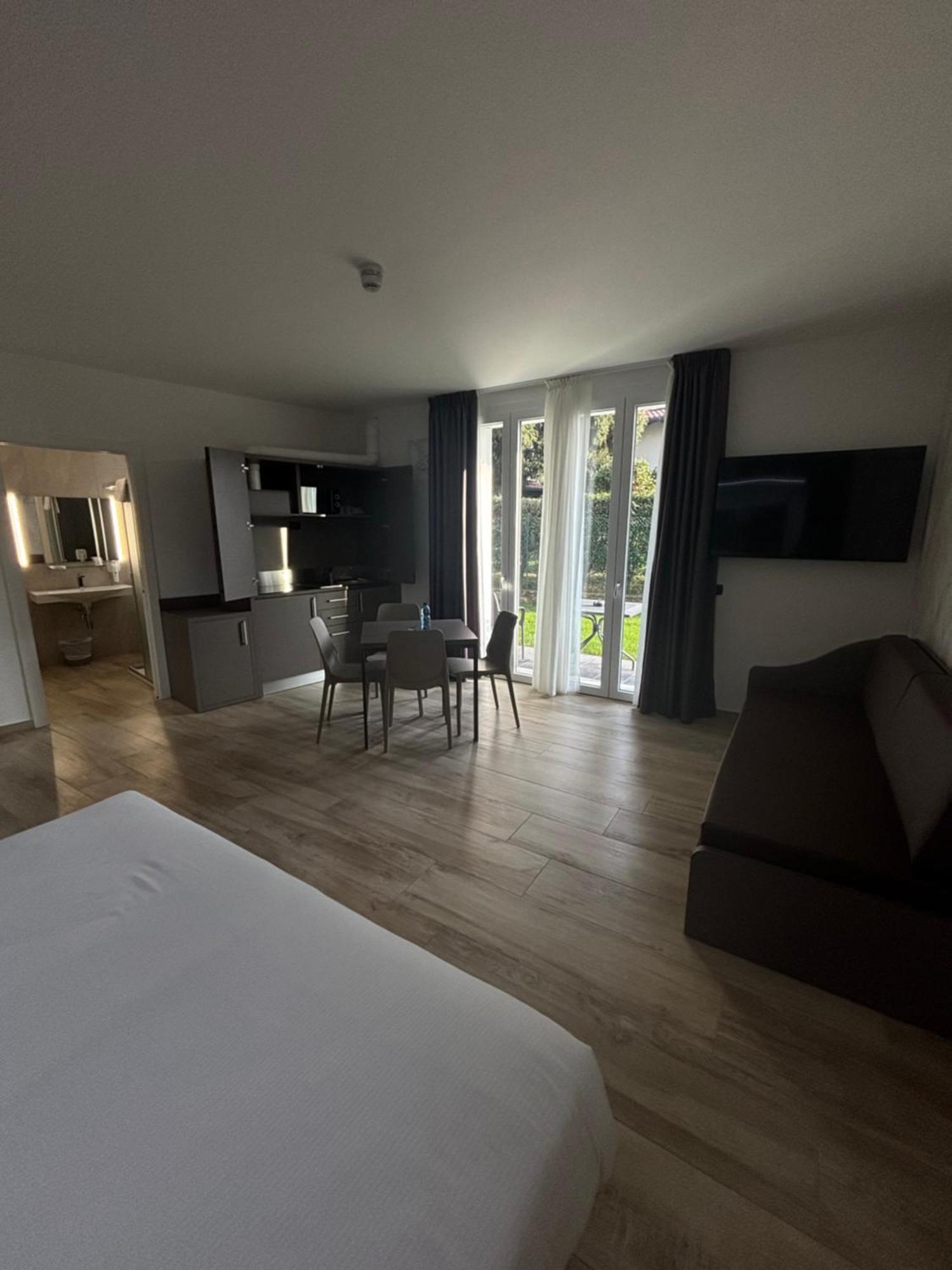 Bis Hotel Варезе Екстериор снимка