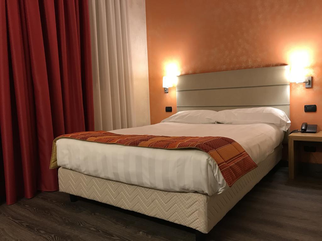 Bis Hotel Варезе Екстериор снимка