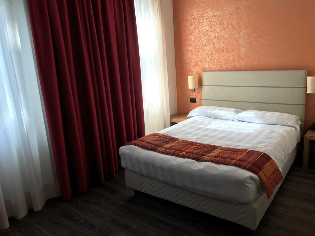 Bis Hotel Варезе Екстериор снимка