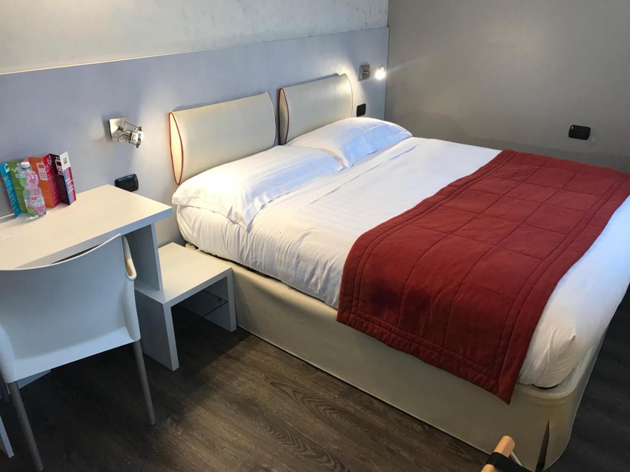 Bis Hotel Варезе Екстериор снимка